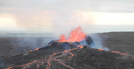 Eruption und Lavafluss am Fagradalsfjall-Krater, Island, 2021