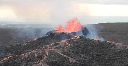 Eruption und Lavafluss am Fagradalsfjall-Krater, Island, 2021
