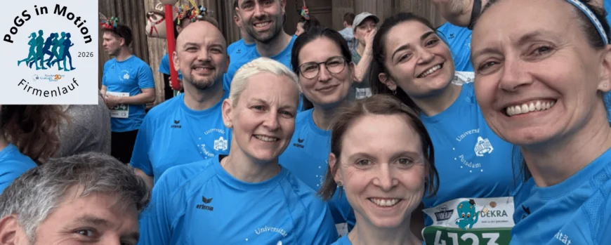 Eine Gruppe von Menschen mit blauen T-Shirts lächeln in die Kamera.