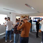 Studierende testen VR-Brillen 