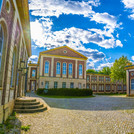 Blick auf den u-förmigen Innenhof eines Hauses