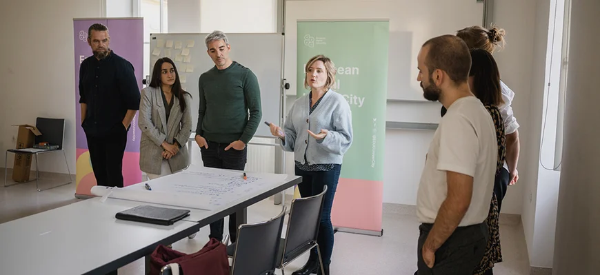 Internationale Kolleginnen und Kollegen der European Digital UniverCity beim gemeinsamen Ideen austauschen und sammeln.