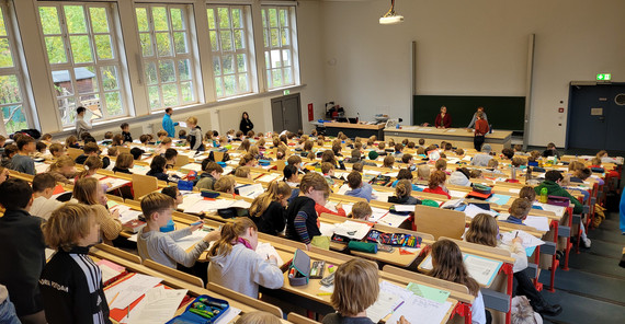 Kinder in einem Hörsaal an der Uni Potsdam