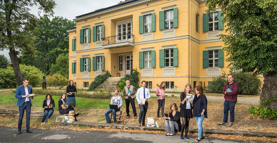 The team of the Theodor Fontane Archive in front of the villa.