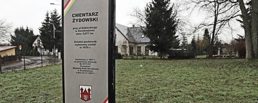 Informationstafel auf dem jüdischen Friedhof von Świebodzin 