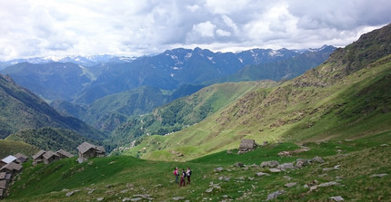 Abstieg von der Bocca di Campello über die Alpe Pianello, auf der Anna und ihre Familie mit circa 70 Tieren den Sommer verbringen werden. Foto: Kimminich