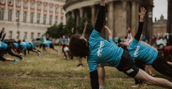 Aufwärmübungen unter Anleitung des Hochschulsports.