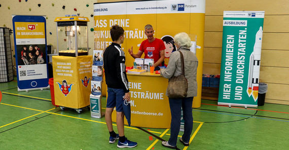 Messestand der Industrie- und Handelskammer mit dem Slogan „Mach es in Brandenburg“