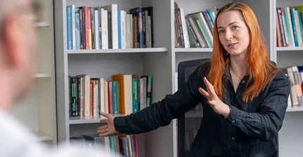 Dr. Katharina Rein in ihrem Büro.