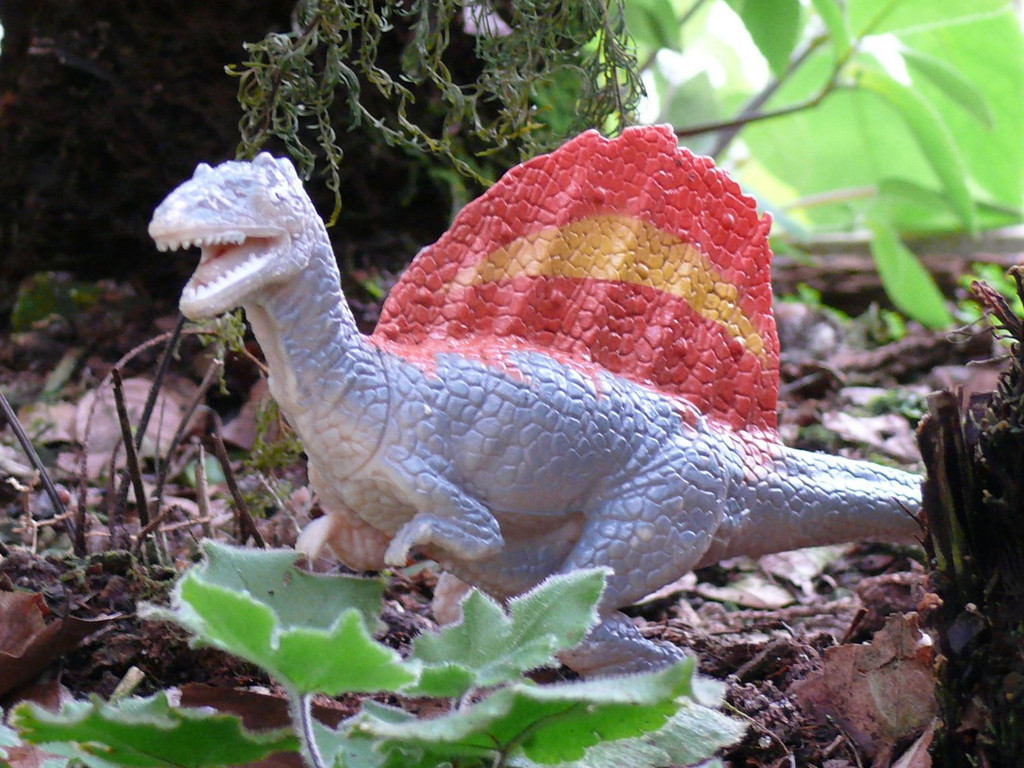 Dino-Figur im Botanischen Garten