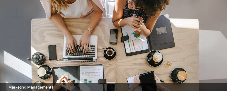 Vier Frauen arbeiten gemeinsam an einem Tisch.