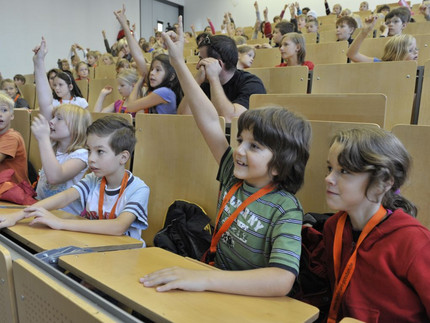 Kinder sitzen in einem Raum der Universität. Foto: Thomas Roese