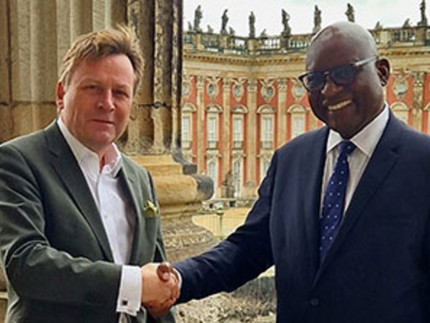 Namibian Ambassador shaking the hand of the President of the University of Potsdam in front of university buildings at Neues Palais
