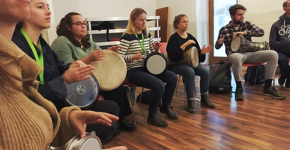 Gruppe mit Instrumenten