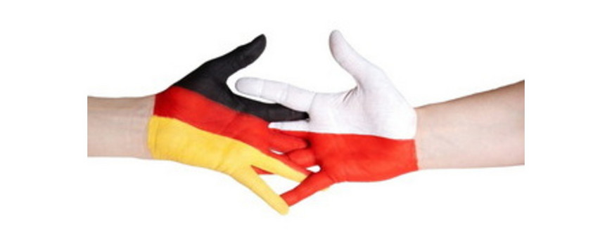 Zwei Hände, mit der deutschen und polnischen Flagge bemalt, ineinander gefalten