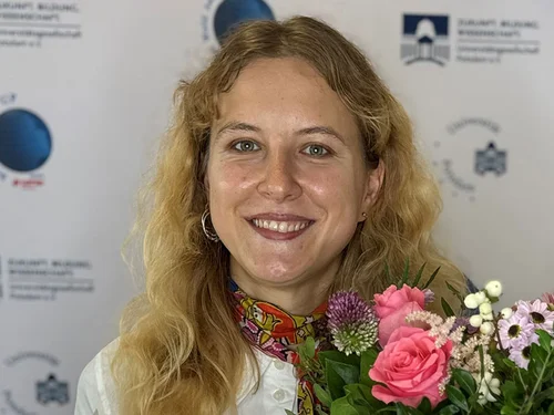 Valeriya Denisova mit Blumen