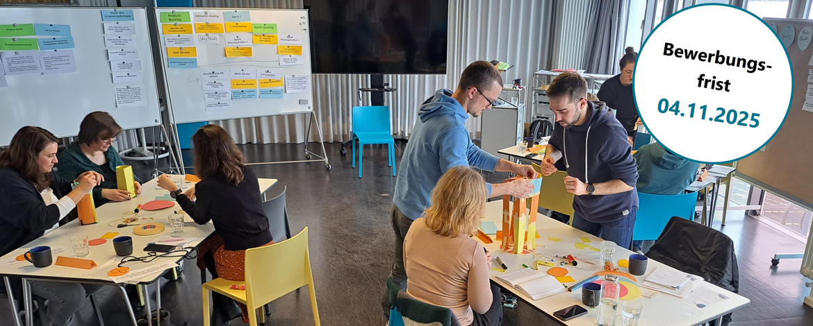 Verschiedene Menschen sitzen an Tischen im Rahmen eines Workshopsettings und haben viele verschiedene Materialien auf dem Tisch. Bubble mit "Bewerbungsfrist 4. November 2025. - Führung in Zeiten permanenter Veränderungen