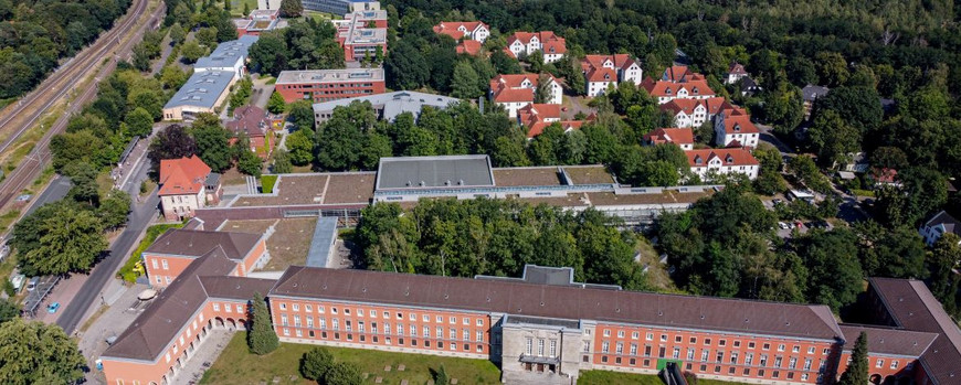 Luftbild einer Drohne vom Campus Griebnitzsee mit mehreren Forschungsgebäuden und einem Studierendendorf