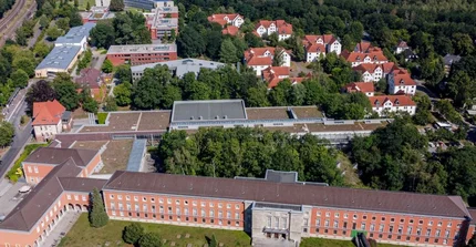 Luftbild einer Drohne vom Campus Griebnitzsee mit mehreren Forschungsgebäuden und einem Studierendendorf