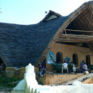Gemeinschaftshaus auf Chumbe - das elegante Dach dient auch zum Sammeln von Regenwasser. | Foto: Michael Burkart