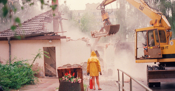 Abriss des alten Wachgebäudes in Golm am 25. Juli 1994.