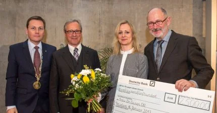 Eine Gruppe gibt einen Preis an eine Frau. Foto: Karla Fritze