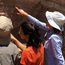 Das Bild zeigt die Gruppe beim Betrachten von seismisch überprägten Sedimenten. Das Foto ist von Manfred Strecker.