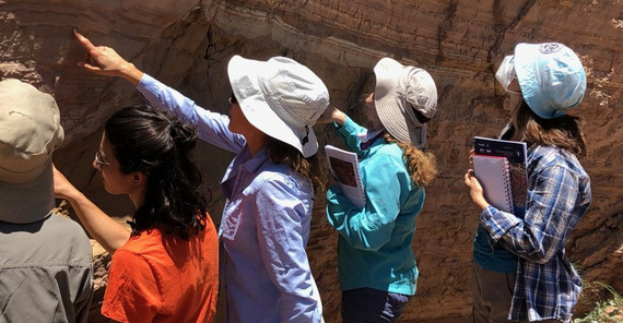 Das Bild zeigt die Gruppe beim Betrachten von seismisch überprägten Sedimenten. Das Foto ist von Manfred Strecker. Beim Anklicken öffnet sich das Bild im neuen Fenster.