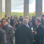 viele Personen im Gespräch auf der Terrasse des Hauses 11 NP