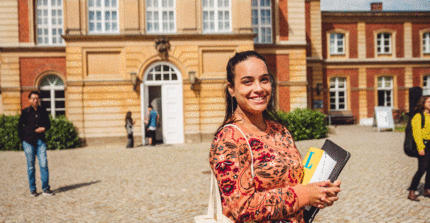 Teilnehmerin Intensive Language Programs Uni Pm mit Langenscheidt Wörterbuch