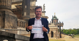 Der Präsident der Universität Potsdam, Prof. Oliver Günther, PhD., unterstützt die Kampagne „Gesicht zeigen für die Wissenschaft“. Foto: Matthias Zimmermann.