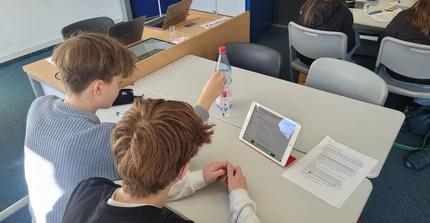 Schüler experimentieren an einem Tisch