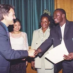 International: erste Zeugnisübergabe des englischsprachigen Master of Public Management