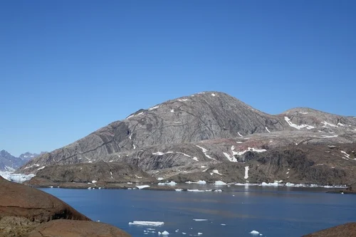 Berg an der Küste in Grönland