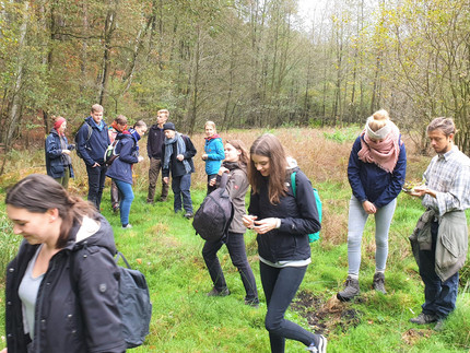 Studierende beim Ausflug im Wald