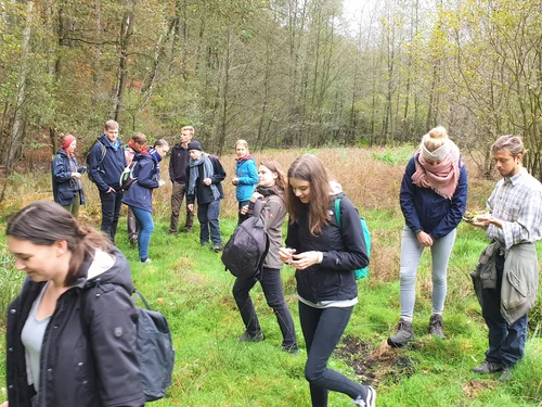 Studierende beim Ausflug im Wald
