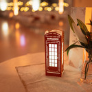Britische Telefonzelle als Dekoration auf einem Tisch