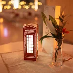 Britische Telefonzelle als Dekoration auf einem Tisch