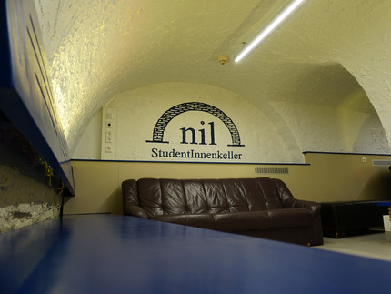 Aufnahme des Nilkeller mit Logo des Nilkellers an der Wand