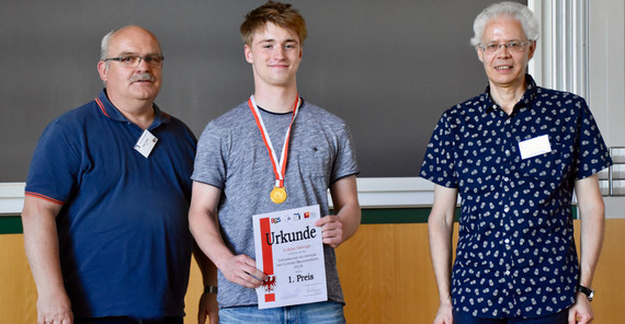 Der Vorsitzende des BLiS e.V. Uwe Toman, der Gewinner der Informatik-Olympiade 2018 Lukas George und der Jury-Vorsitzende Prof. Dr. Andreas Schwill (v.l.n.r.). Foto: Mareen Przybylla.