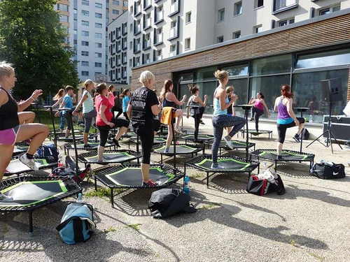 mehrere Personen auf Trampolinen