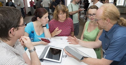 Menschen im Gespräch an einem Stehtisch . Foto: Karla Fritze