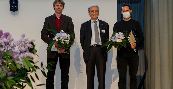 Die beiden Preisträger des Publikationspreis 2022 des Leibniz-Kolleg Potsdam Dr. Dario J. Fritzewski (links) und Dr. Erwin Rottler (rechts) mit Herrn Prof. Dr. Reimund Gerhard (Mitte).