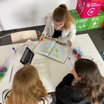 Schüler*innen bearbeiten in einer Gruppe das GeoBreakout