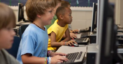 Kinder vor Computern