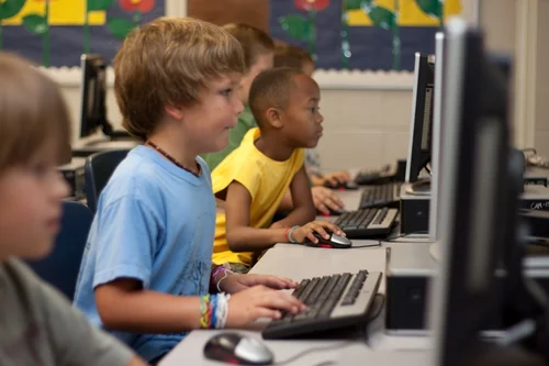 Kinder vor Computern