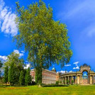 Kolonnade, ein Säulengang zwischen historischen Gebäuden des Neuen Palais
