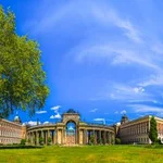 Kolonnade, ein Säulengang zwischen historischen Gebäuden des Neuen Palais