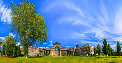 Kolonnade, ein Säulengang zwischen historischen Gebäuden des Neuen Palais