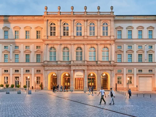 Historisches Gebäude mit einem gepflasterten Platz davor
